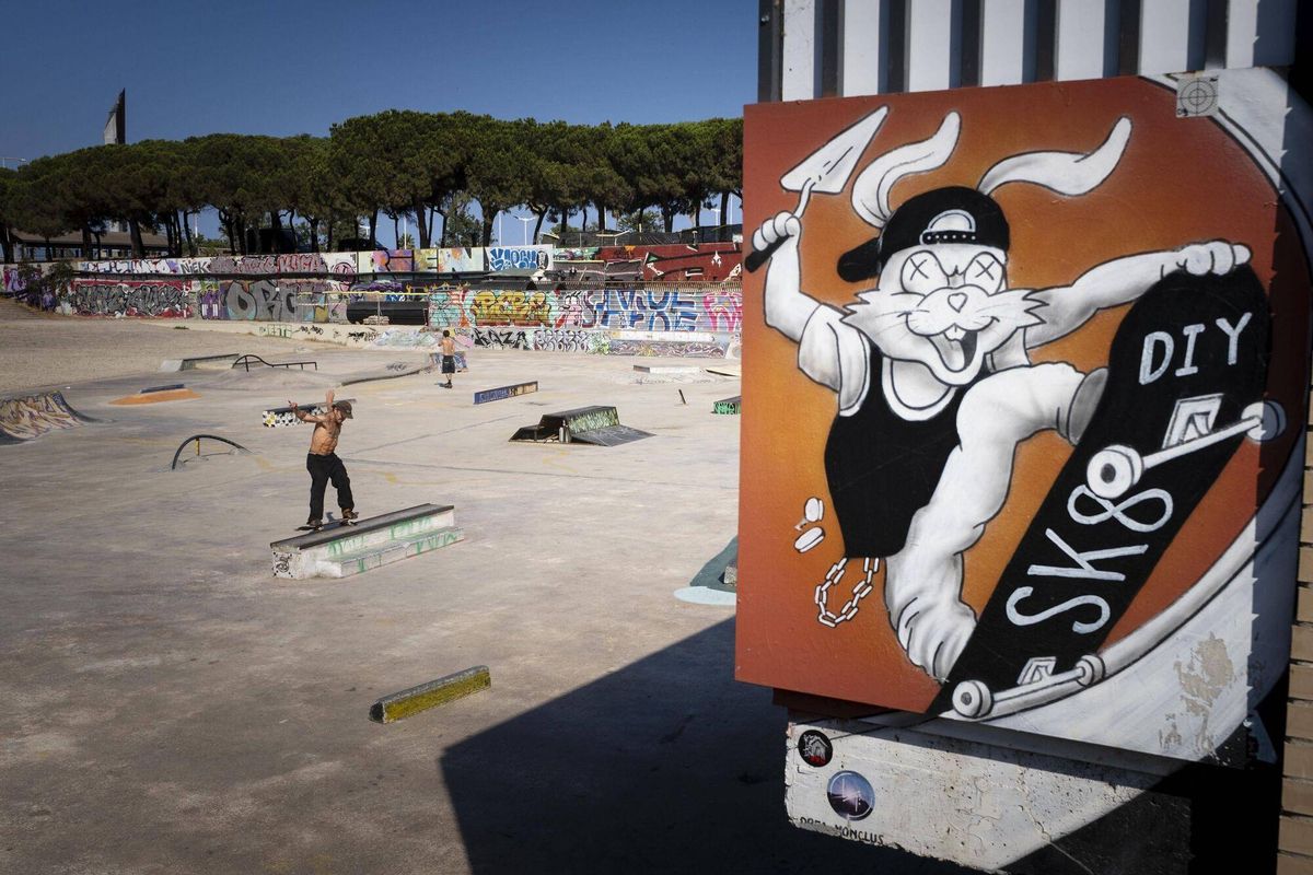 Barcelona 10/07/2025 Vista de un antiguo lago piscina del Parque del Poblenou que fue secado hace años y que ahora se usa como skatepark autoconstruido por los skaters Fotografía de Ferran Nadeu