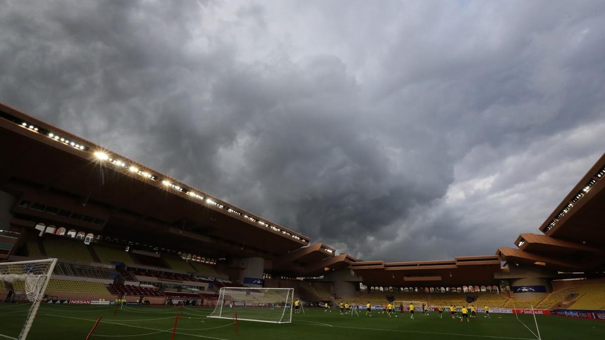 Los jugadores del Borussia Dortmund entrenan en el estadio Luis II de Mónaco
