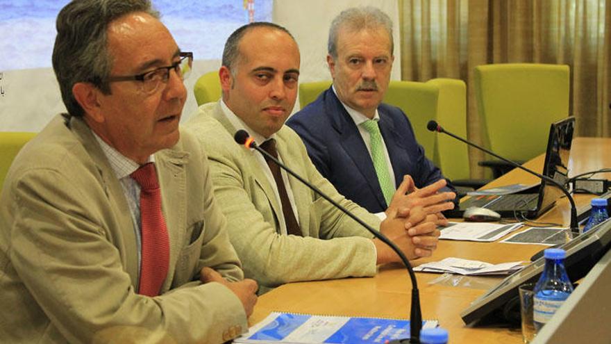 José Manuel Cervera, Alfonso Cortés y Manuel Campo Vidal, en la presentación del foro.