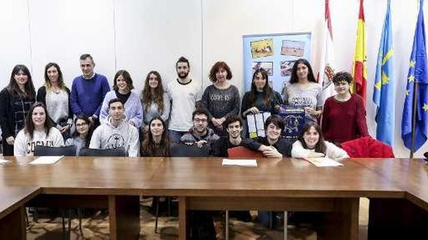 Miembros de &quot;Abierto&quot; y concejales, en la presentación.