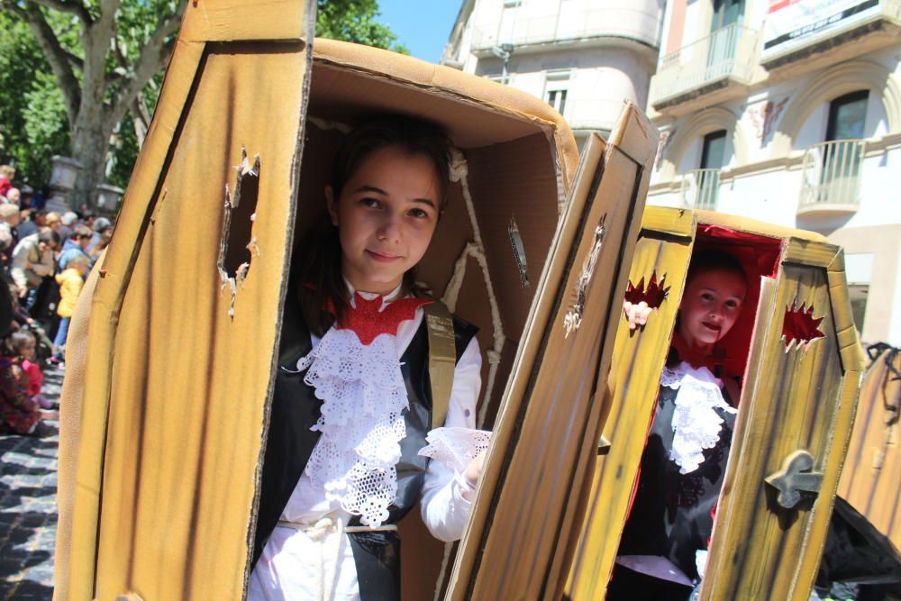 La rua escolar de la Santa Creu torna a enlluernar