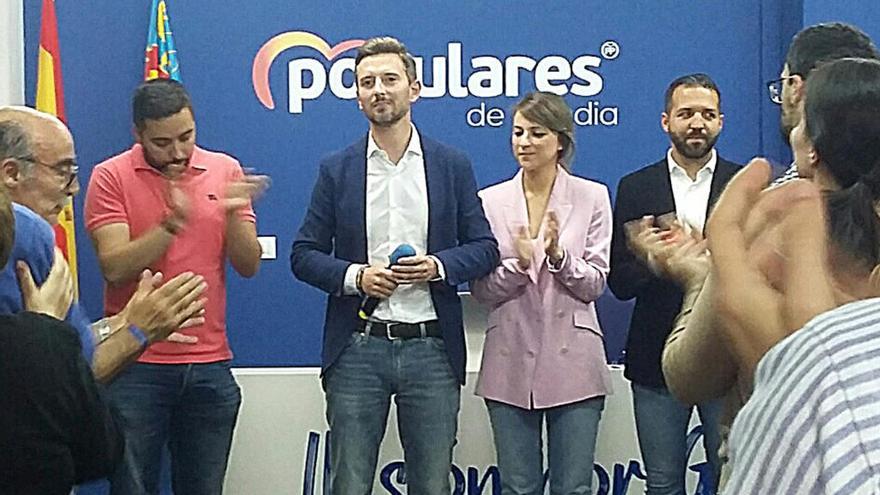 Víctor Soler, en el centro, dirigiéndose a los simpatizantes del PP en la noche electoral de Gandia.