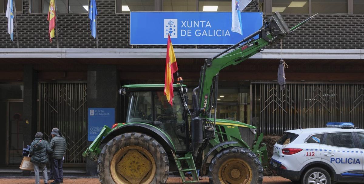 Los tractores ayer instalados ante la delegación de Medio Rural. |  Roi Cruz