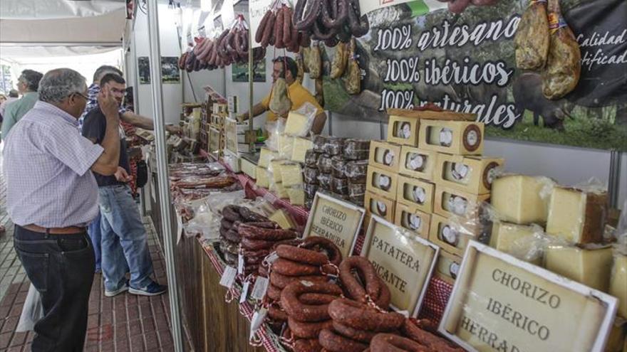 Feria Agroalimentaria en Cánovas, un escaparate del ibérico a pie de calle