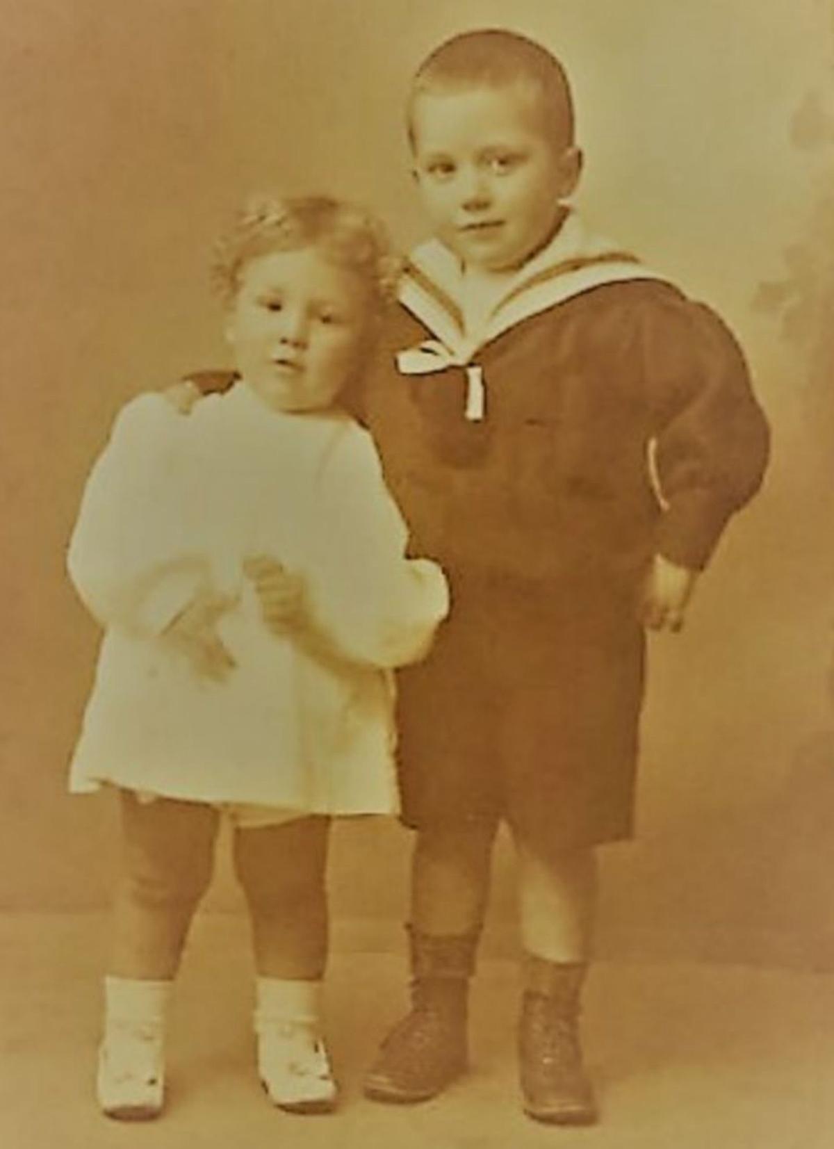 Retrato dun neno e unha nena en Vigo.   | // OCAÑA E HIJOS