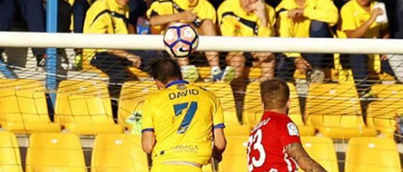 David Rodríguez intenta un remate el pasado sábado ante el Almería.
