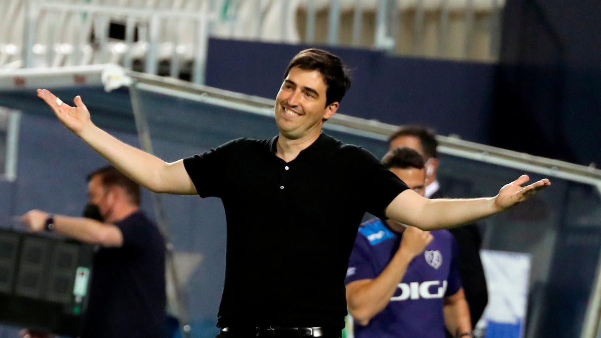 Andoni Iraola, técnico del Rayo, durante el partido ante el Leganés