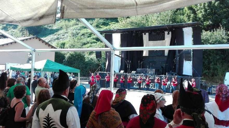 Inicio del festival folk de Cerredo.