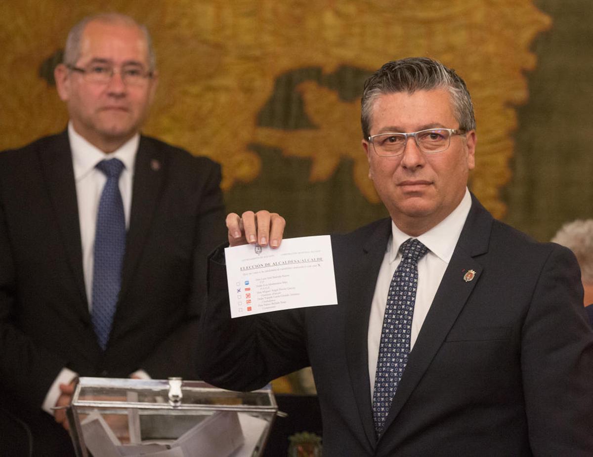El edil socialista Fernando Marcos, a la derecha