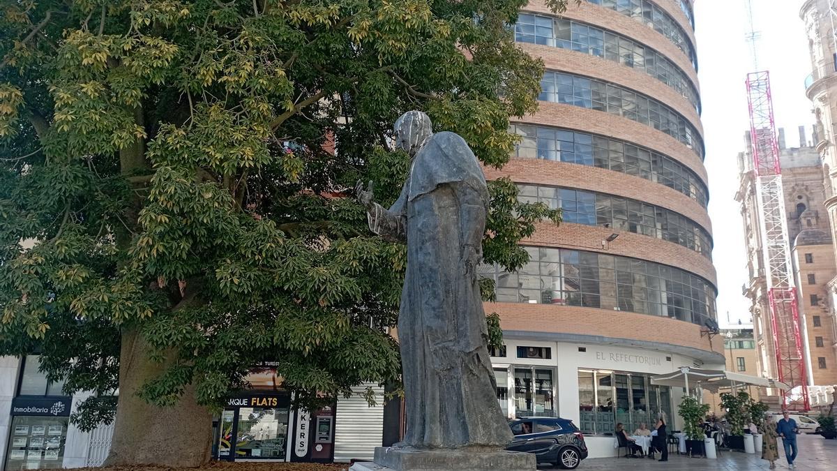 El monumento al cardenal Ángel Herrera Oria, esta semana.