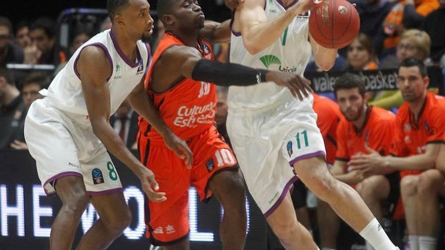 Dani Díez, en pugna con Romain Sato, en la final entre Valencia y Unicaja de la Eurocup.