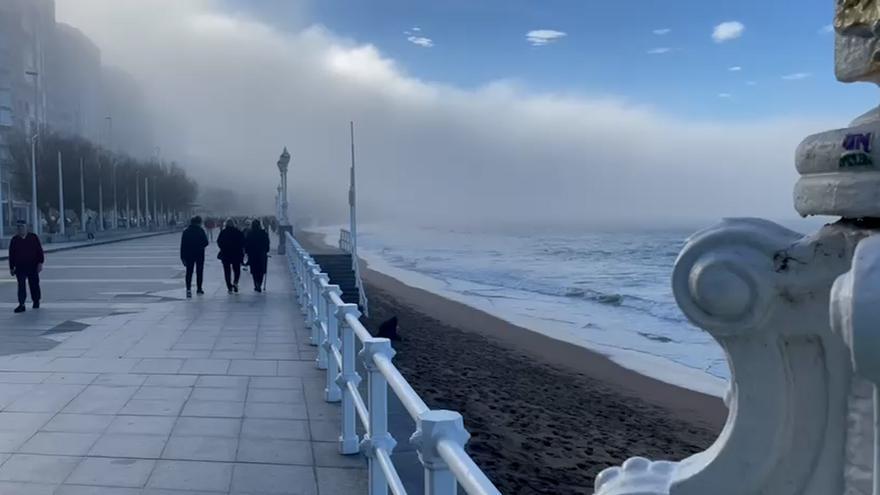 La iglesia de San Pedro &quot;desaparece&quot; del horizonte de Gijón: el curioso efecto óptico que ha sorprendido a los paseantes en la playa de San Lorenzo