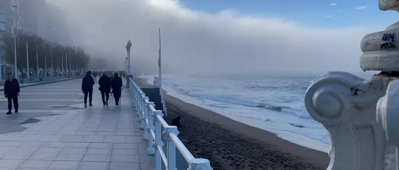 La iglesia de San Pedro "desaparece" del horizonte de Gijón: el curioso efecto óptico que ha sorprendido a los paseantes en la playa de San Lorenzo