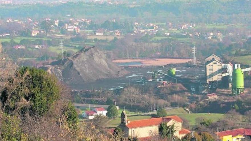 Instalaciones de Mina La Camocha, con la escombrera norte, la balsa de lodos (cubierta de vegetación reseca) y el lavadero.