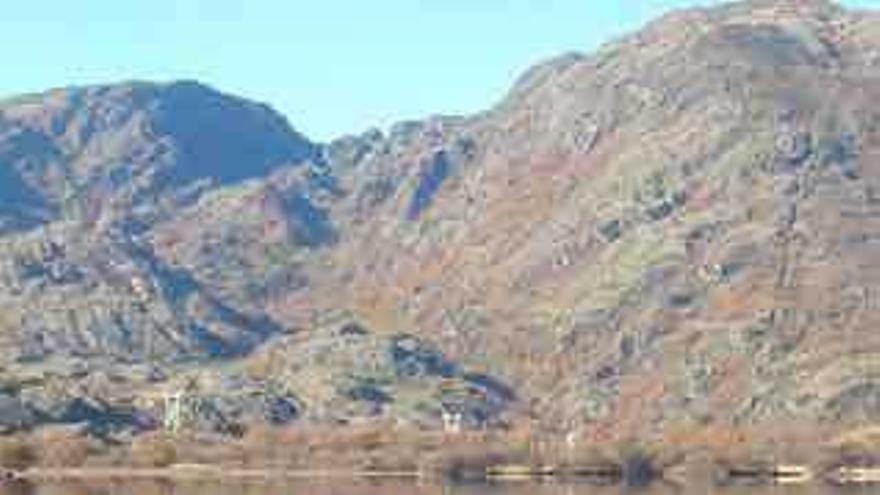 Un grupo de turistas durante una visita al Lago de Sanabria.