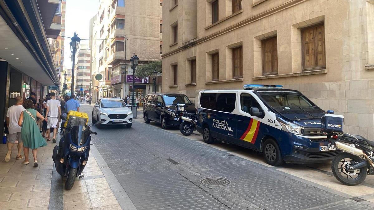 El furgón policial en la calle Mayor este viernes en Castelló.
