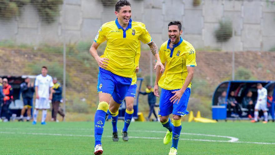 Erik Expósito celebra un gol junto a su compañero Benito.