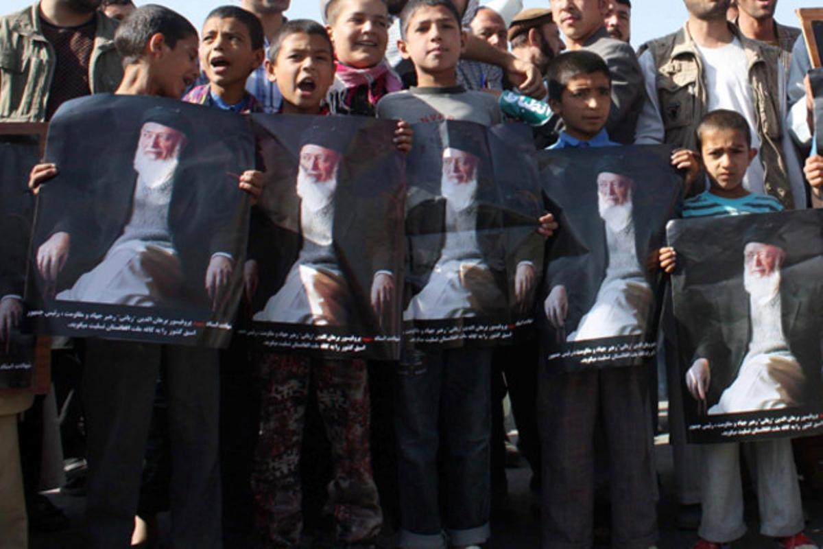 Nens seguidors de Burhanuddín Rabbani, l’expresident afganès assassinat la setmana passada, porten pancartes i criden consignes durant una protesta pel crim, a Kabul.