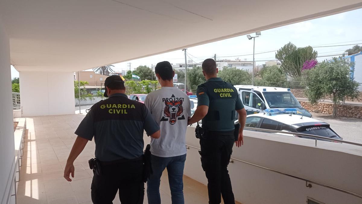 El detenido sale del cuartel de Formentera para ser trasladado al Juzgad de Eivissa.