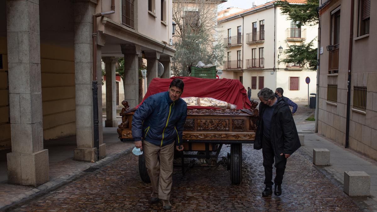 Traslado de la mesa a la sede del Silencio