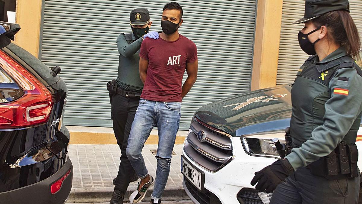 El octavo detenido, ayer por la mañana, a su llegada al juzgado de guardia de Ontinyent.