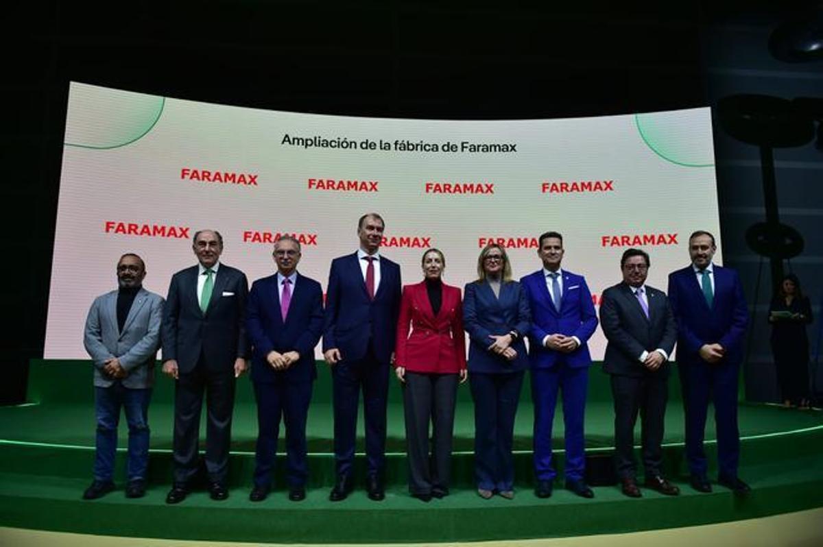 Barrado, tercero por la derecha, en un acto en Faramax.