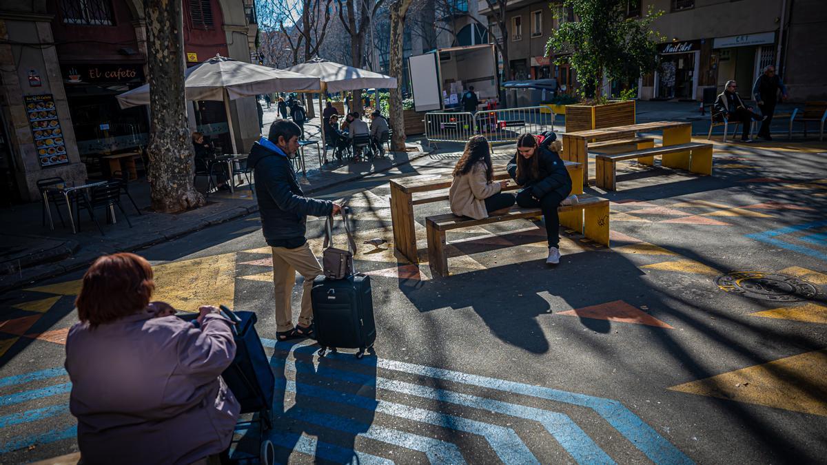 Repintando los colores y las formas del asfalto en la Superilla de Sant Antoni de Barcelona