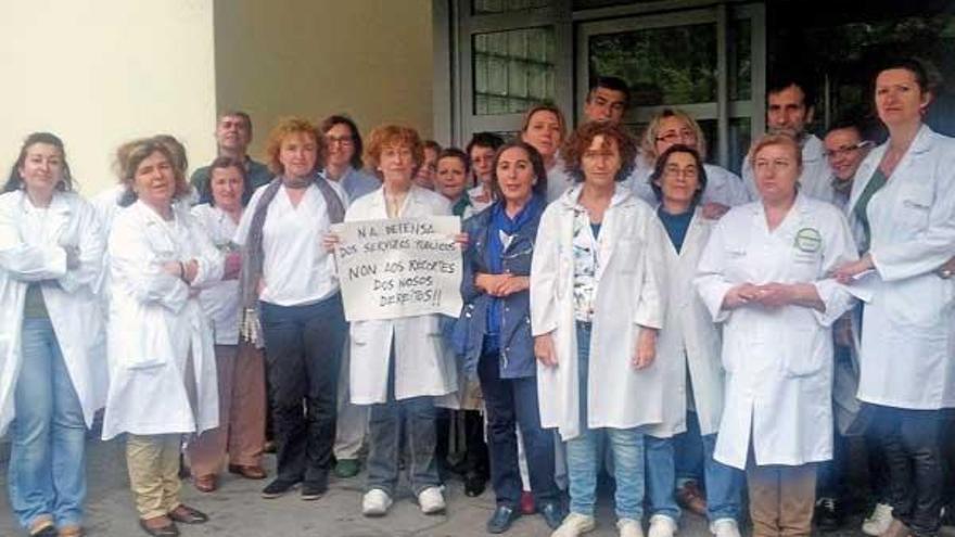 Concentración de trabajadores del Centro de Salud de Cangas, ayer ,delante del edificio sanitario.  //G.N.