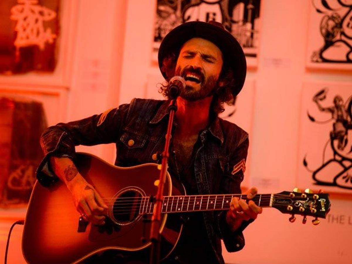 Leiva ofreció un concierto acústico