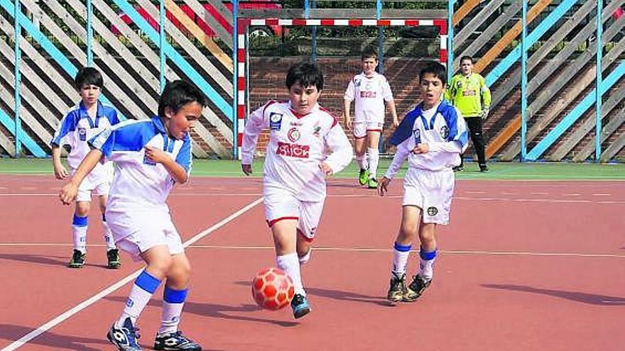 Benjamines del Inmaculada y el Fútbol Jin, ayer, en uno de los partidos con los que se abrieron las fiestas.