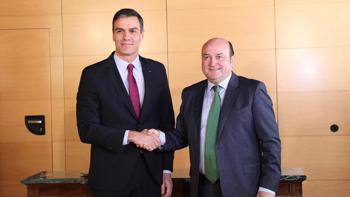 El secretari general del PSOE, Pedro Sánchez, i el president del PNB, Andoni Ortuzar, encaixen les mans arran del seu acord d'investidura