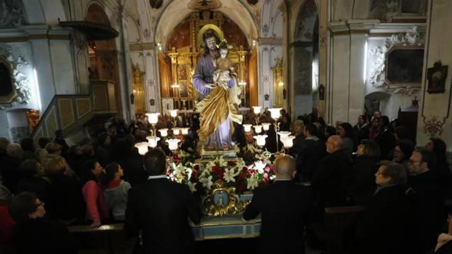 El paso de San José desfiló por el interior del templo.