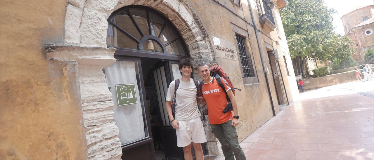 Dos peregrinos ante el albergue de Oviedo.