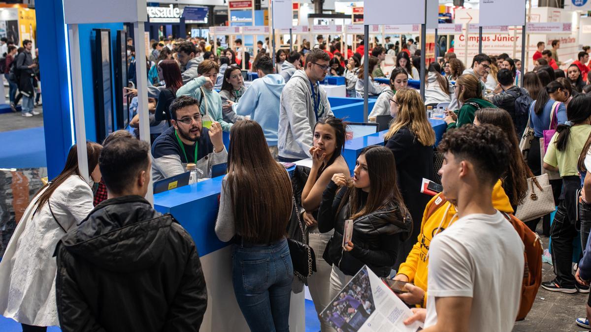 Ambiente de puestos de orientación de universidades y formación profesional.