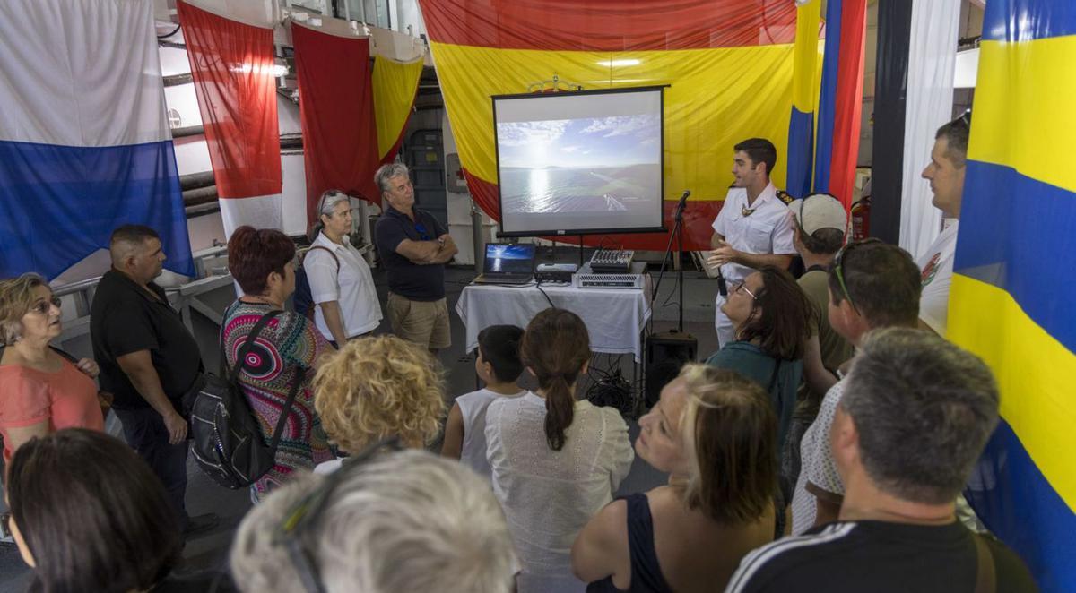 Visitantes a la embarcación escuchan las explicaciones de uno de los militares que los recibió ayer.   | IVÁN URQUÍZAR