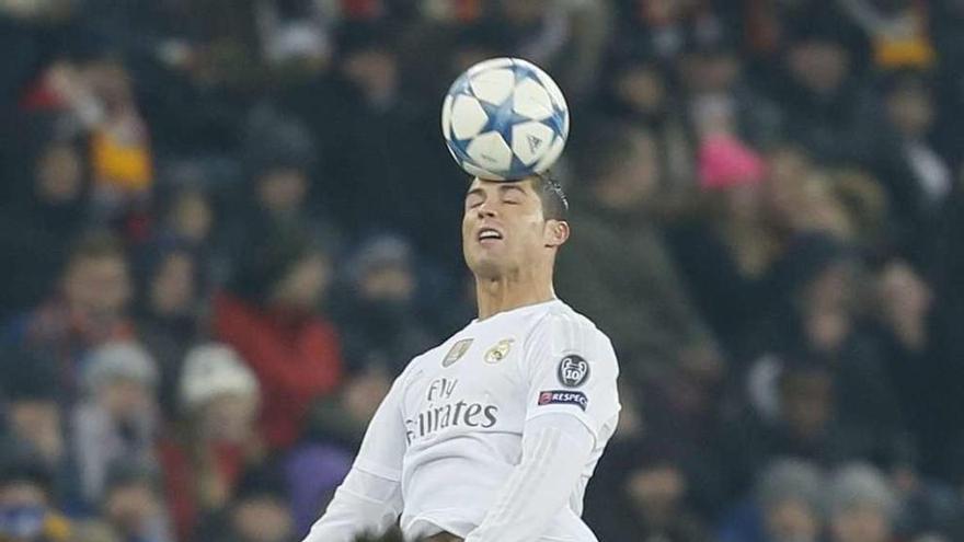 Cristiano Ronaldo remata de cabeza ante Kovacic y dos jugadores del Shakhtar. // Sergey Dolzhenko