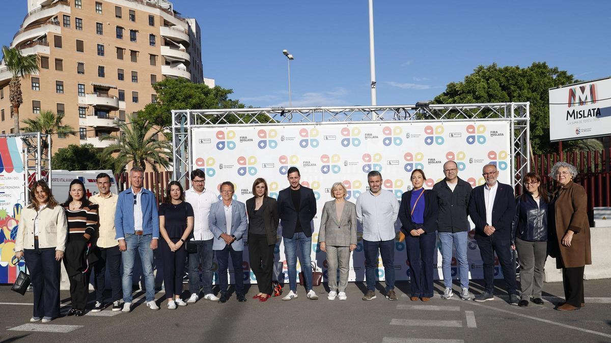 Los presentes en la inauguración de 'Fira Mislata'.