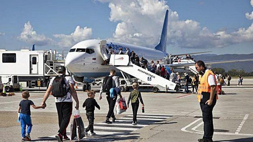 Passatgers embarcant en un avió de Pobeda, a l&#039;aeroport de Girona.