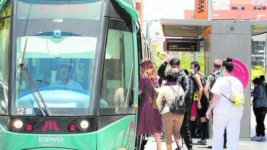 El tranvía en una parada en Santa Cruz de Tenerife.