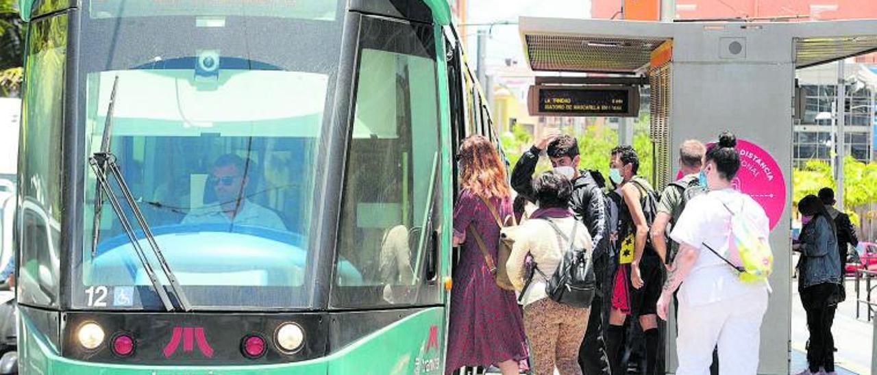 El tranvía en una parada en Santa Cruz de Tenerife.