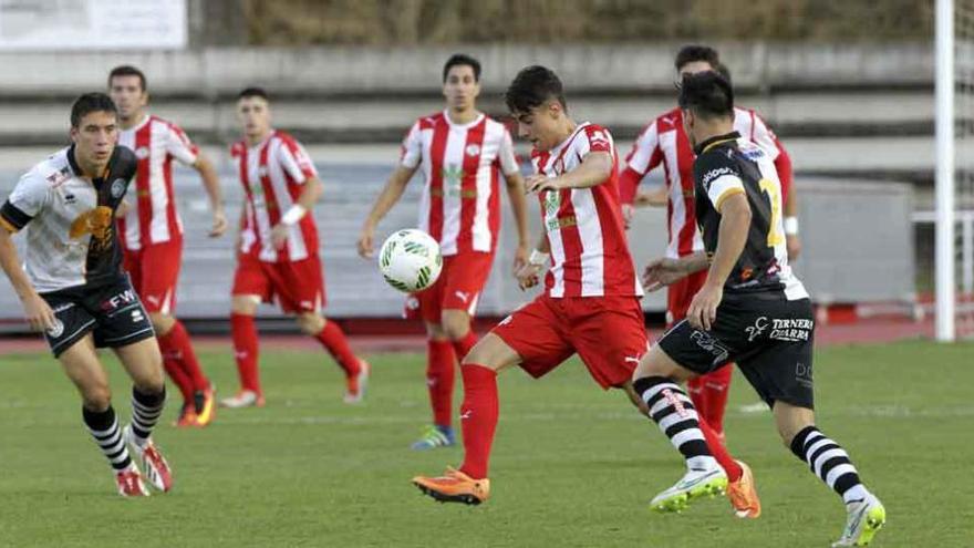 Caramelo conduce el balón, ayer ante Unionistas.