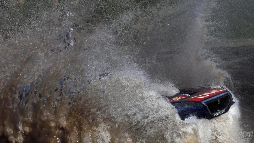 Sebastien Loeb atraviesa un río con su coche en el prólogo.