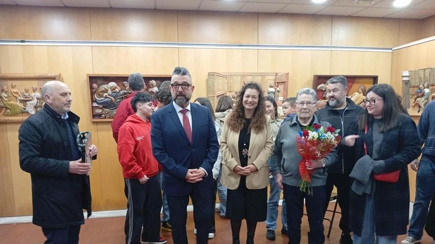 Demetrio Bermo, referente da artesanía galega, expón tallas e pinturas na Pobra do Caramiñal