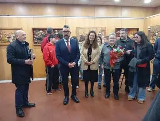 Demetrio Bermo, referente da artesanía galega, expón tallas e pinturas na Pobra do Caramiñal