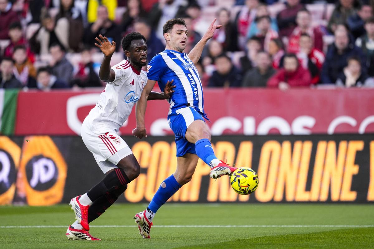 Tanguy Nianzou y Lucas Boye, durante el partido de LaLiga EA Sports disputado entre el Sevilla FC y el Deportivo Alavés en el estadio Ramón Sánchez-Pizjuán