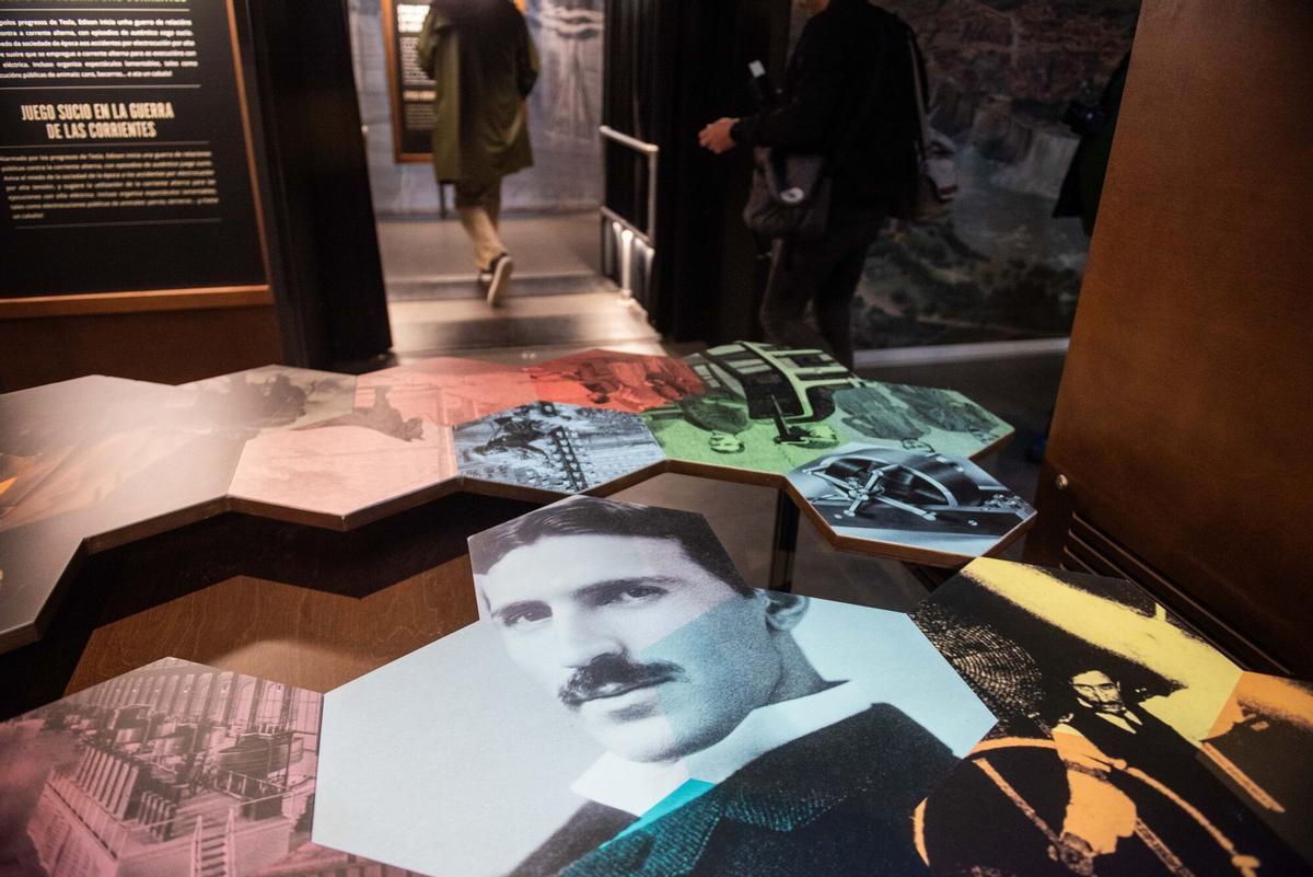 La muestra itinerante, organizada por la Fundación La Caixa, recorre la vida y obra del ingeniero serbio, figura clave en la historia de la ciencia gracias al desarrollo de inventos que marcaron el siglo XX.