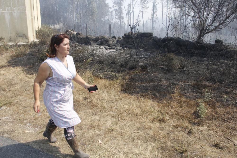 Incendios en Galicia | Vecinos de Cotobade intentan alejar el fuego de sus casas