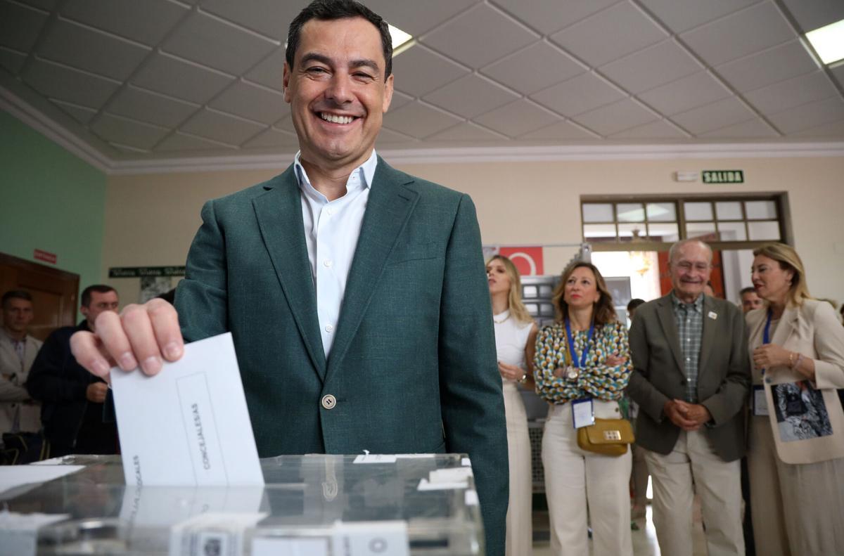 Juanma Moreno ejerciendo su derecho a voto en las elecciones municipales de 2023.-ÁLEX ZEA