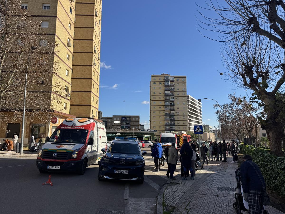 Imagen del despliegue que se ha dispuesto para atender a los afectados por el incendio en el número 3 de la avenida Augusto Vázquez de Badajoz.