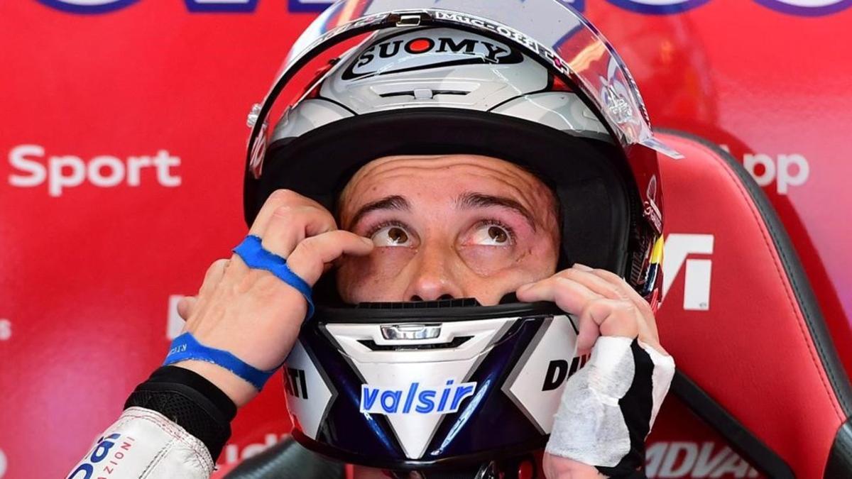 El italiano Andrea Dovizioso (Ducati), líder de MotoGP, se ajusta el casco.